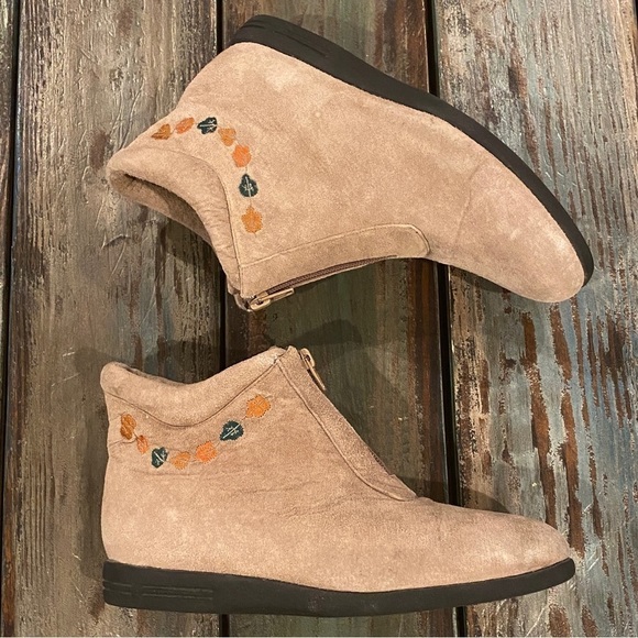 Beacon Leaf Embroidered Suede Leather Booties Womens Ankle Boots Size 8.5 Beige - Picture 10 of 13